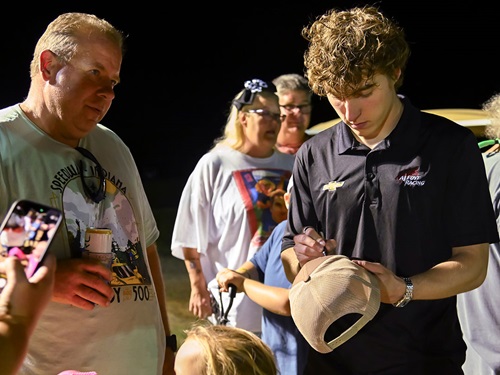 David Maluks signs an autograph