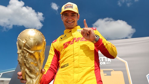 Alex Palou celebrates his win