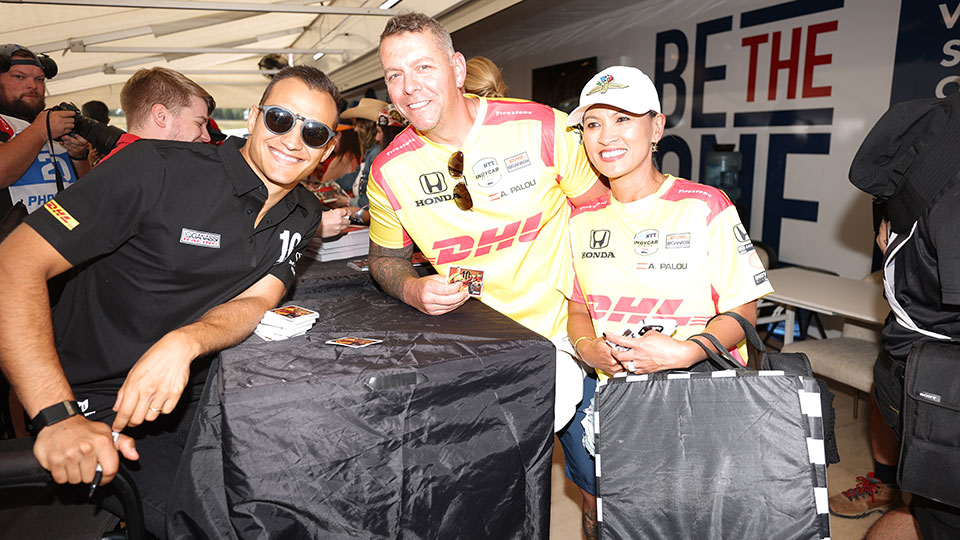Alex Palou poses with fans at the autograph session